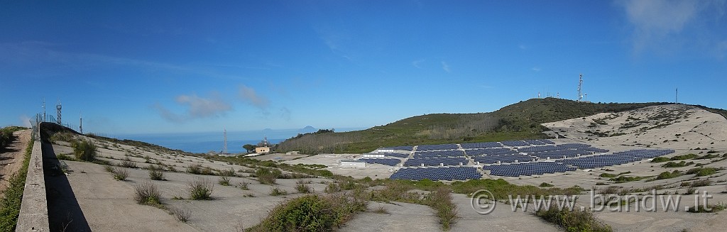 DSCN8739.JPG - Quasi in cima al monte, qui un enorme distesa di cemento e pannelli fotovoltaici